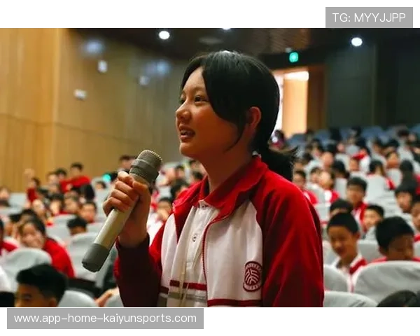 姆巴佩与校长握手赠言，鼓励学子追求梦想