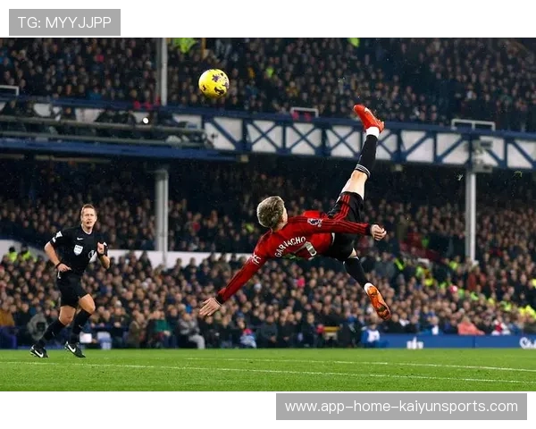 曼联前场压迫造成机会，加纳乔扫射稍偏